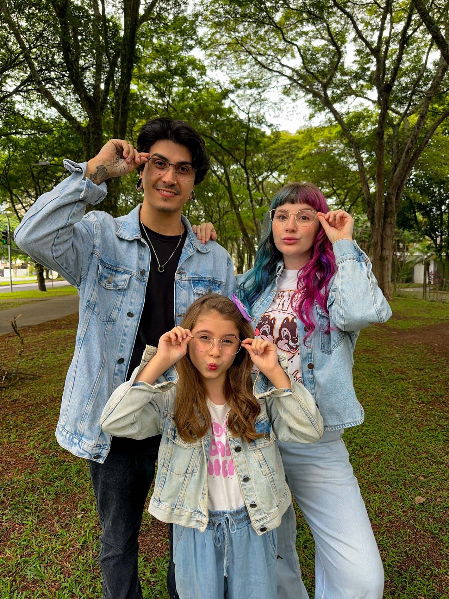 Família usando óculos da Óptica Royalle em um parque de São José dos Campos